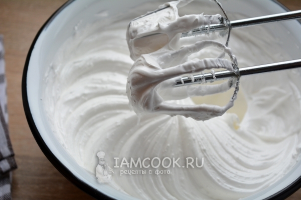 Добавить сахар и взбить