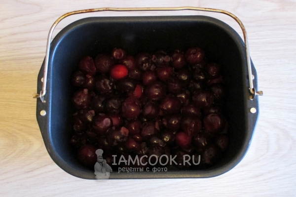 Положить вишню в хлебопечку