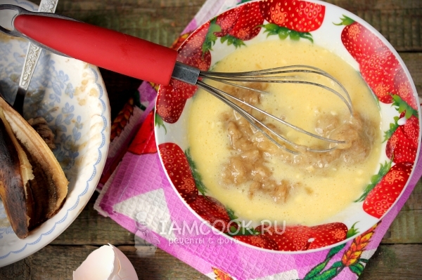 Смешать банановое пюре, яйцо и масло