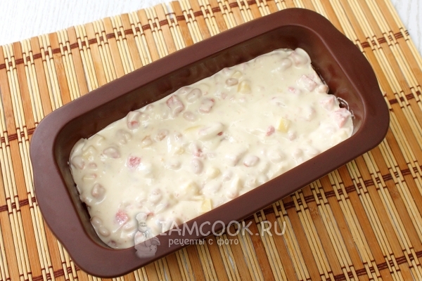 Переложить тесто в форму