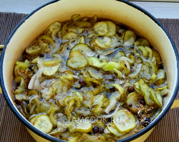 Варим «Бутербродные» огурцы