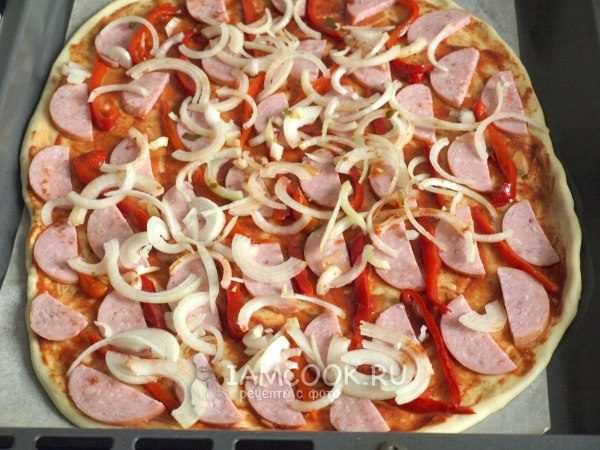 Положить колбасу, лук и перец