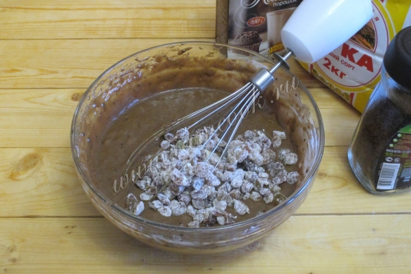 Шоколадное тесто с изюмом для кекса