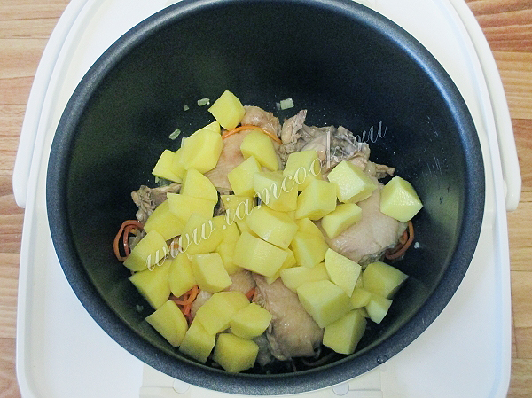 Добавляем в мультиварку картофель