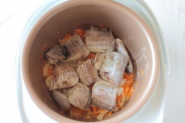 Тушим минтай в мультиварке