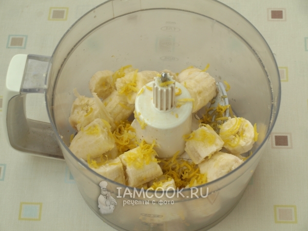 Положить в блендер банан и цедру