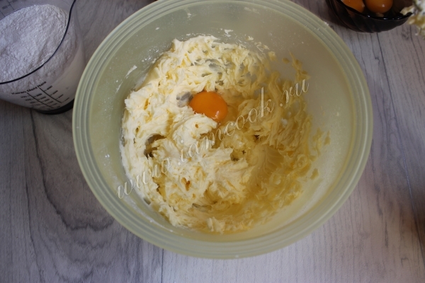 Сливочное масло с яйцами