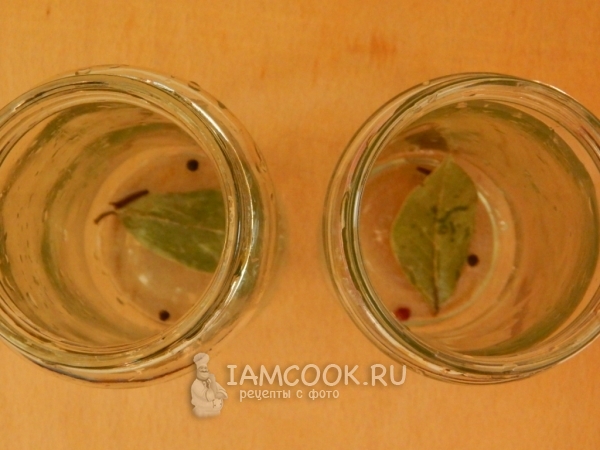Положить в банки перец и лавровый лист