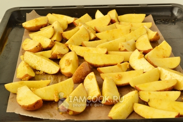 Выложить картофель на противень