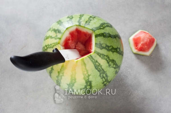 Вырезать в арбузе отверстие