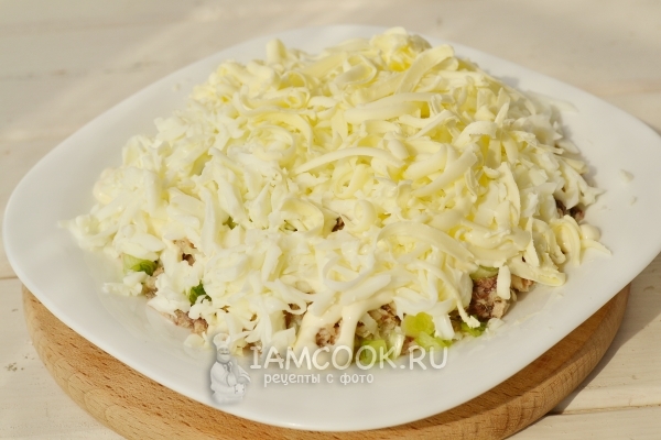 Положить белок и масло