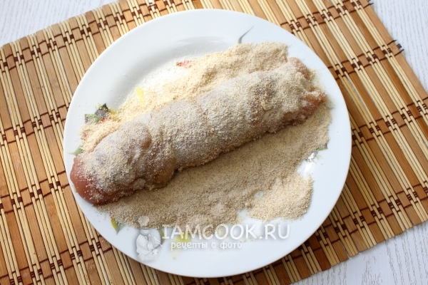 Обвалять в сухарях