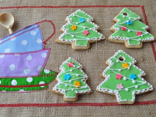 Украсить елочки