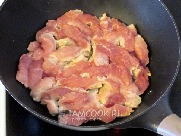 Положить кусочки мяса