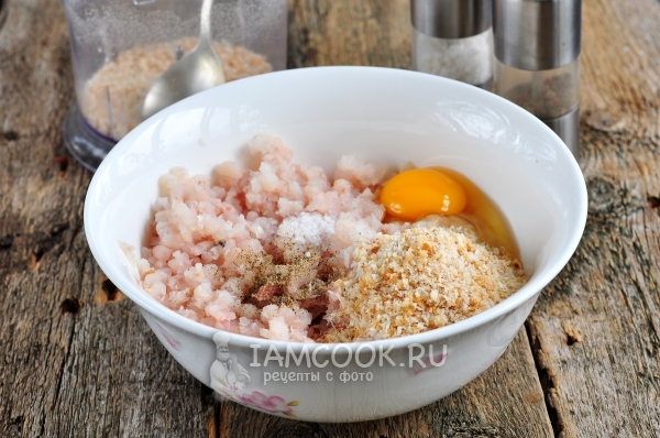 Соединить рыбный фарш, яйцо, хлебные крошки, соль и перец