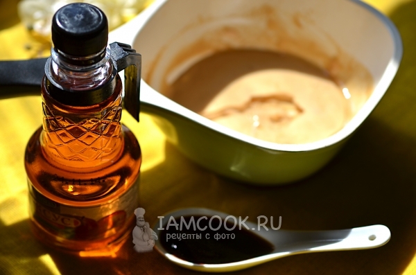 Налить уксус и соевый соус