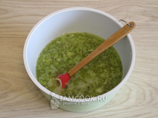 Размешать сахар с киви