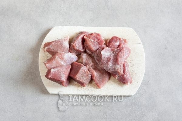 Посыпать мясо солью и перцем