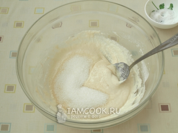 Соединить кефир, муку и сахар