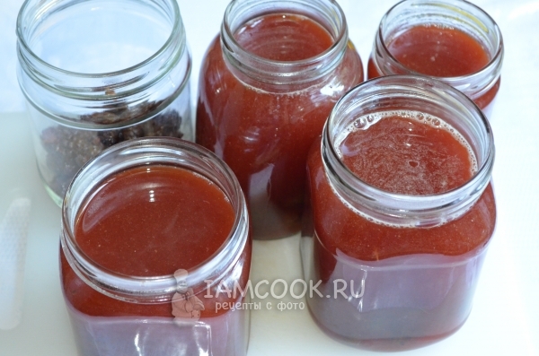 Разлить сироп по банкам