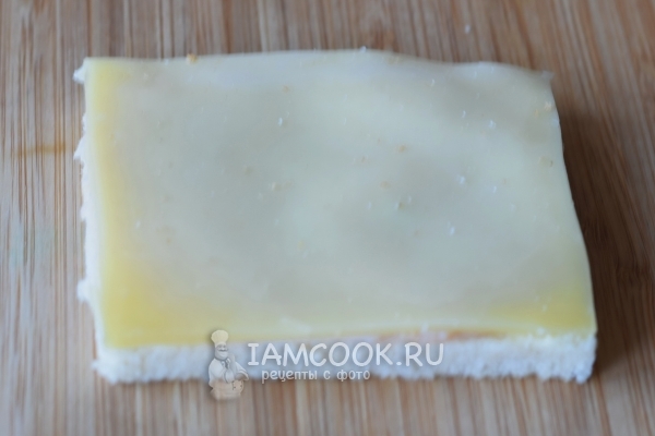 Положить ломтик сыра