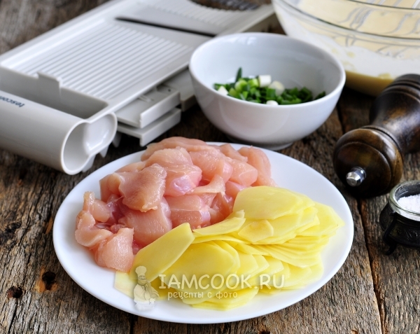 Порезать мясо, лук и картофель