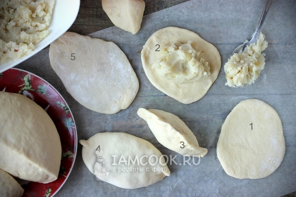 Слепить пирожки с картошкой