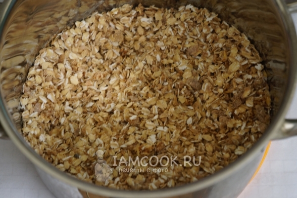 Обжарить овсяные хлопья с сахаром
