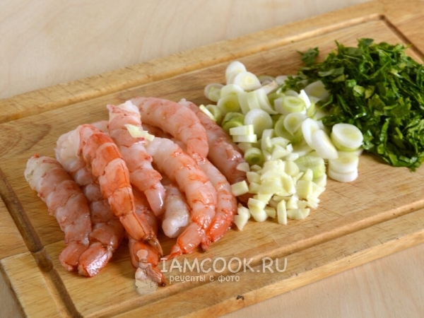 Порезать лук и зелень