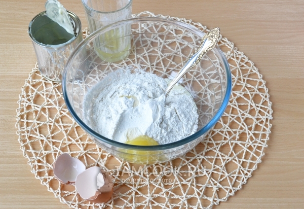 Положить желток