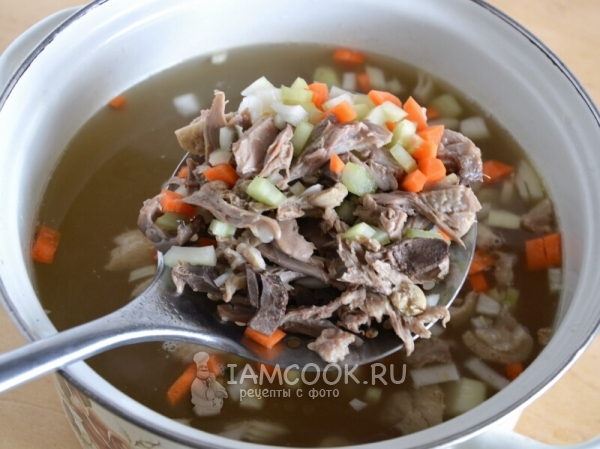 Добавить в бульон овощи и мясо