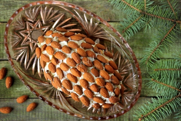 Фото салата шишка из миндаля