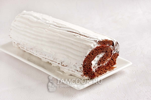 Обмазать рулет сливками