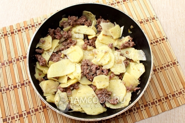 К фаршу добавить картофель