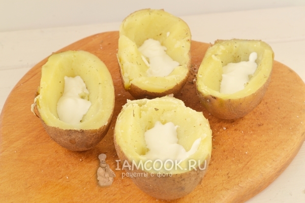 Положить сметану в картофель