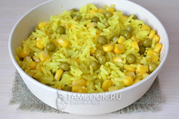 Смешать вареный рис, кукурузу и горошек