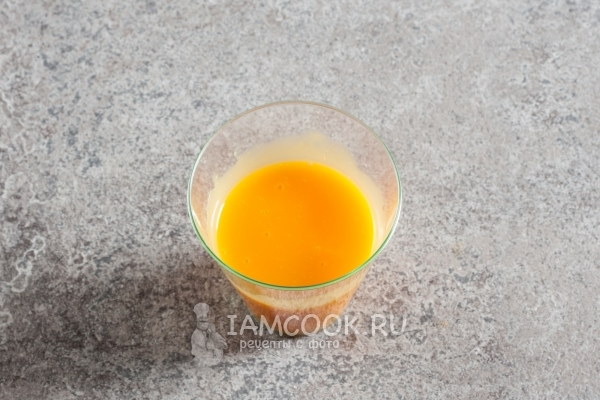 Размешать желтки
