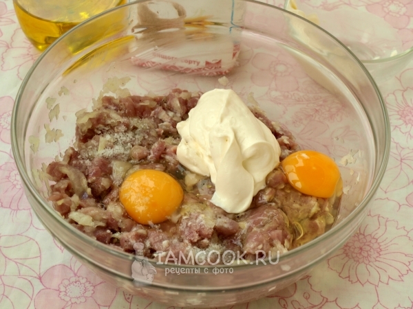 Смешать мясо, яйца, соль и сметану