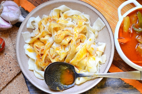 Отваренная лапша под соусом из лагмана