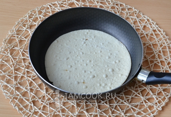 Положить тесто на сковороду