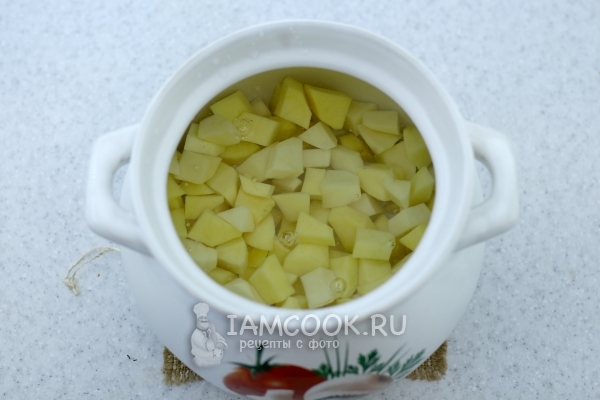 Положить картофель в кастрюлю