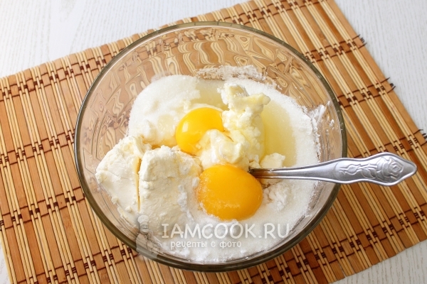 Смешать творог, желтки, крахмал и сахар