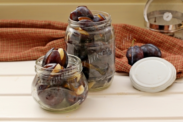 Слива с чесноком в банках