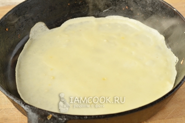 Налить тесто на сковороду