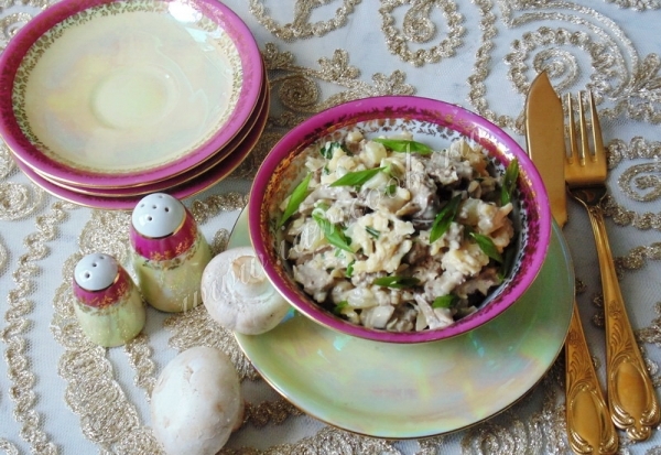 Салат из куриной печени и шампиньонов