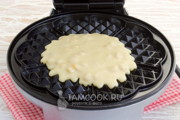 Положить тесто в вафельницу