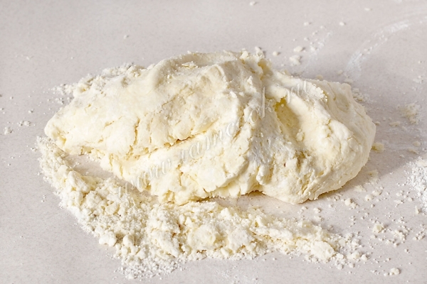 Вымесить тесто из творога на столе