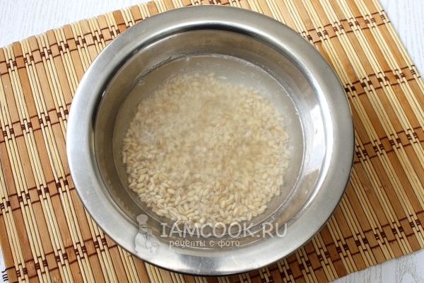 Залить перловку водой