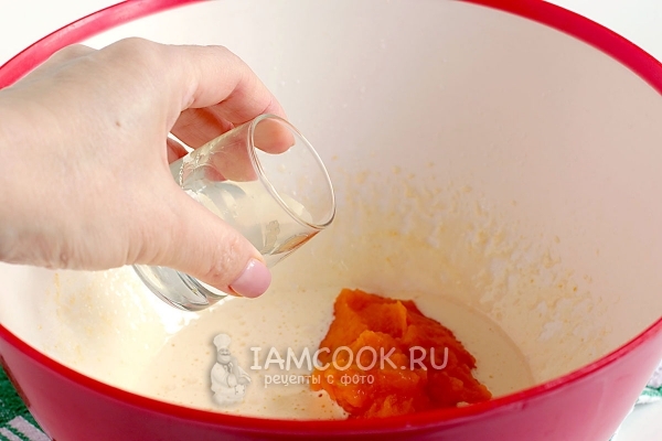 Добавить ликер и тыквенное пюре