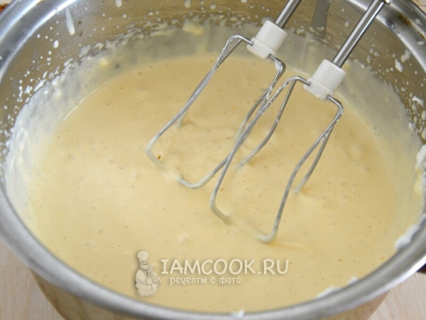Взбить сыр, сгущенку и желтки